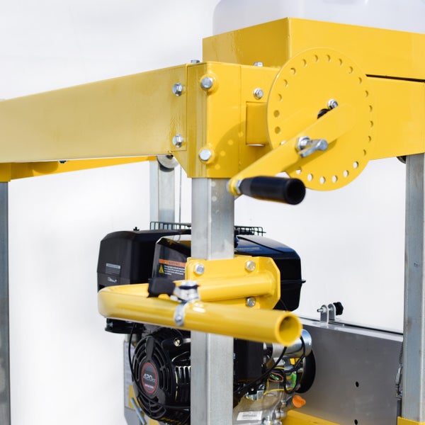 Detailansicht einer mobilen Bandsäge mit Motor und Kurbel