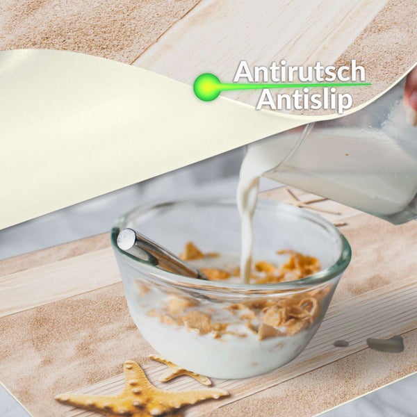 Antirutsch-Unterlage auf einem Tisch mit einer Schüssel Müsli und Milch.