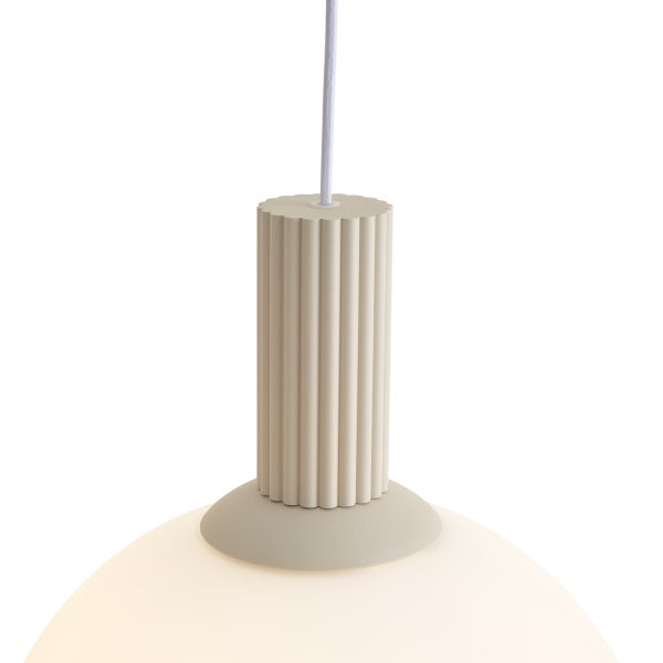 Moderne Hängeleuchte mit zylindrischem, gerilltem Leuchtenkopf und opalweißem Kugelschirm für eine diffuse Raumbeleuchtung.