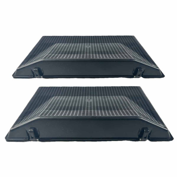 Zwei schwarze, quadratische Bodeneinläufe mit Gitter