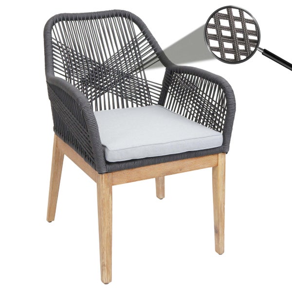 Gartensessel mit grauer Kordelbespannung und hellem Sitzkissen auf Holzbeinen