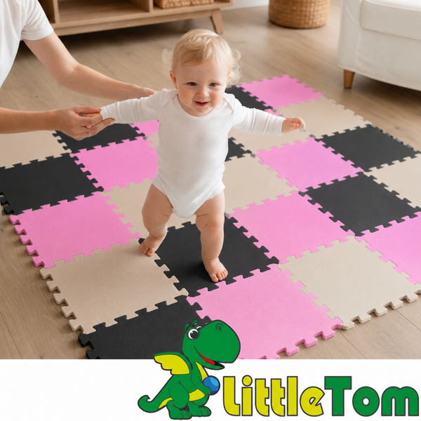 Kleinkind steht auf einer Puzzlematte mit Stecksystem von Little Tom Logo