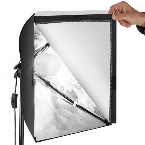 Softbox für Studiobeleuchtung mit silberner Innenbeschichtung und weißem Diffusor, der von einer Hand geöffnet wird.
