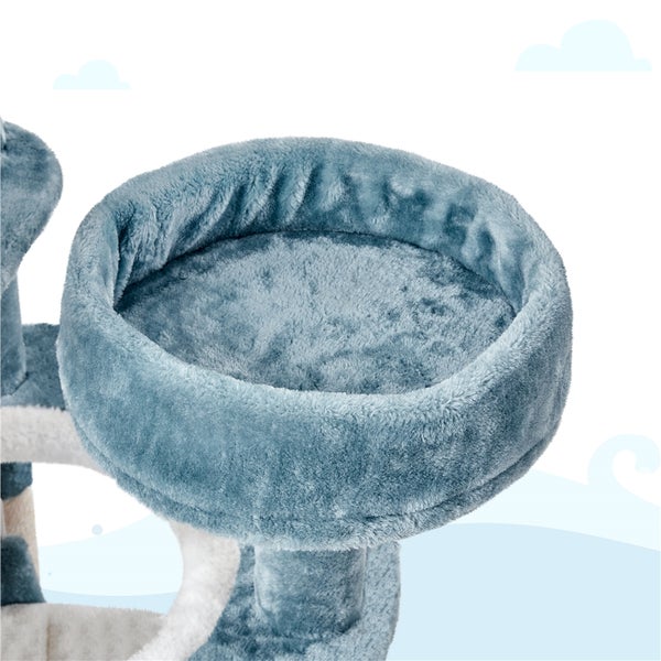 Detailaufnahme eines blauen Katzenbaums mit Liegemulde