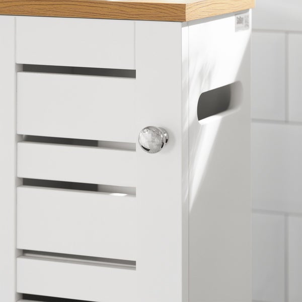 Detailaufnahme eines Badschranks mit Lamellentür, Knopfgriff und Holzplatte