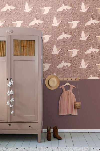 Kinderzimmer mit Tapete mit Vogelmuster, Kleiderschrank, Kleid und Accessoires