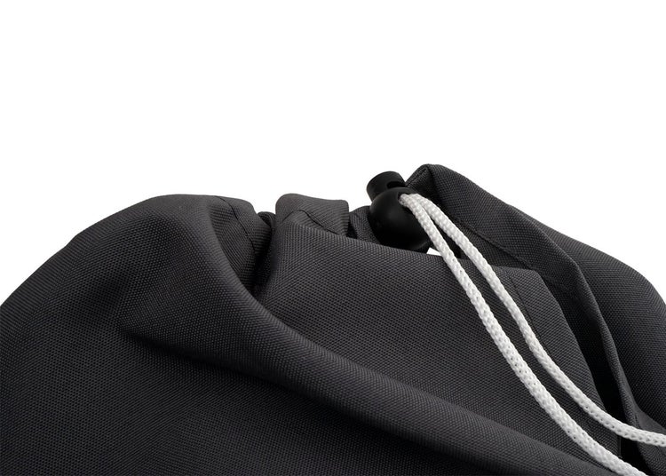 Detailaufnahme einer grauen Schutzhülle mit Kordelzug