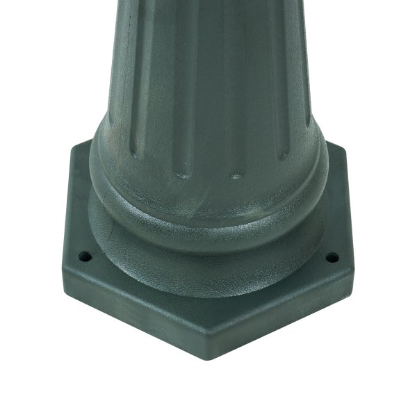 Detailansicht eines sechseckigen Sockels für eine Außenleuchte mit geriffeltem Säulendesign und Befestigungslöchern.