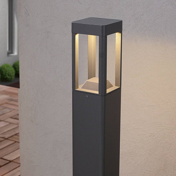 Moderne LED-Sockelleuchte in Anthrazit, quadratische Form, für Außenbereiche wie Garten oder Terrasse.