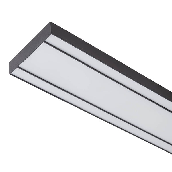 Rechteckige LED-Deckenleuchte mit schwarzem Rahmen und weißer Abdeckung in Nahaufnahme.