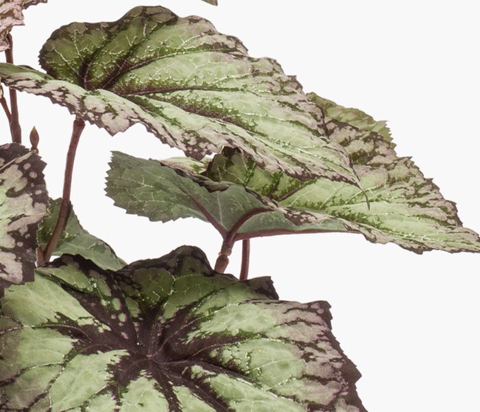 Künstliche Hortensie mit pinkfarbenem Blütenkopf und grünen Blättern.