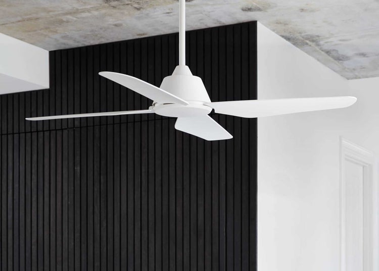 Moderner Deckenventilator mit drei Ventilatorfluegeln in einem Raum mit vertikaler Holzlamellenwand