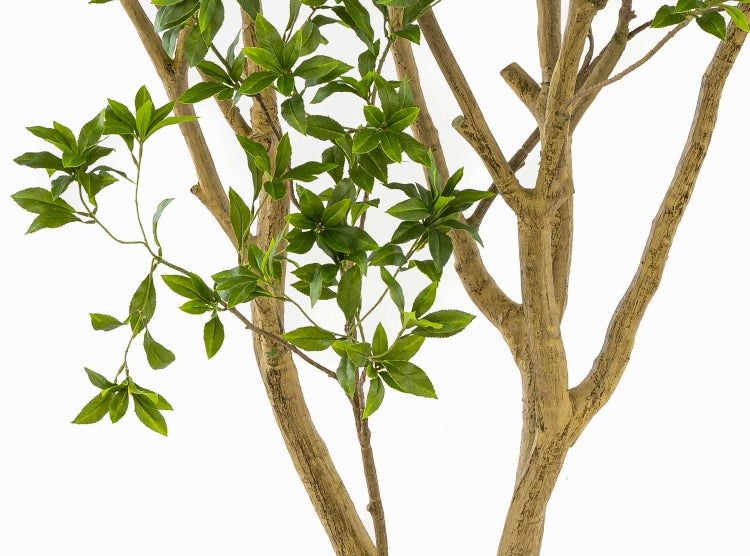 Künstlicher Blütenzweig mit weißen Blüten und grünen Knospen am braunen Stiel.
