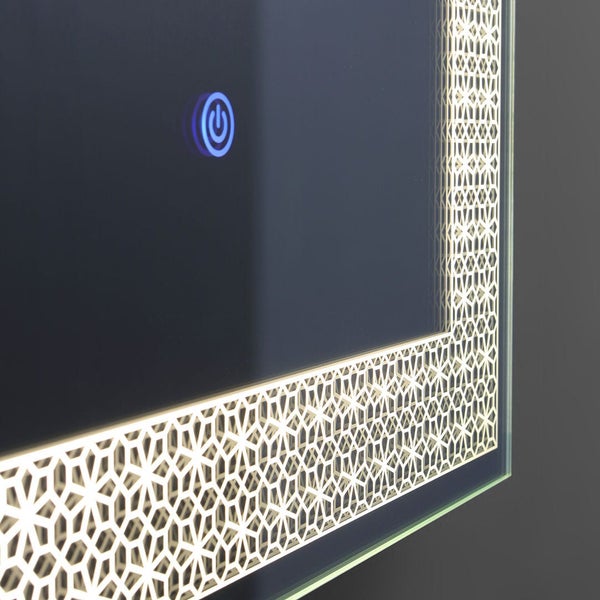 Detailansicht eines LED Badspiegels mit geometrischem Leuchtmuster im Rahmen und integriertem Touch Sensor Schalter.