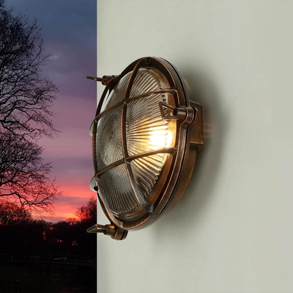 Runde Wandleuchte mit Schutzgitter für den Aussenbereich