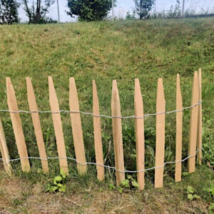 Niedriger Staketenzaun aus Holzlatten mit Drahtverbindung, aufgestellt auf einer Rasenfläche.