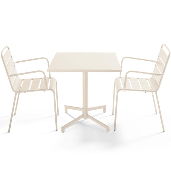 Dreiteiliges Gartenmöbel-Set aus Metall bestehend aus einem quadratischen Tisch und zwei Armlehnstühlen in Beige.