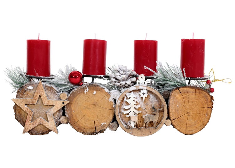 Adventskranz mit vier roten Kerzen, Holzscheiben und weihnachtlicher Dekoration