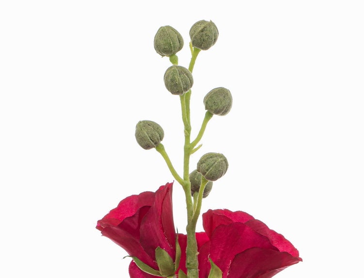 Künstliche Stockrose in Rot mit grünen Knospen.