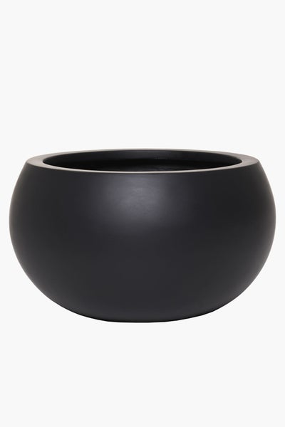 Runde, schwarze Pflanzschale mit matter Oberfläche.