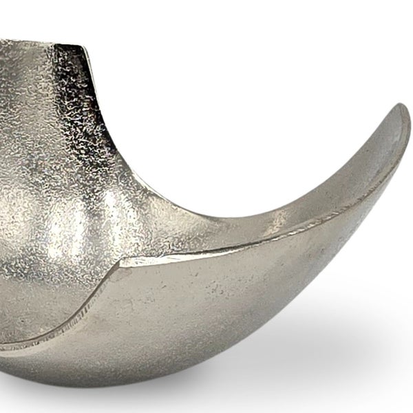 Detailansicht einer geschwungenen Metallkomponente mit strukturierter Oberfläche.