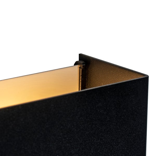 Detailaufnahme einer schwarzen Metallecke.