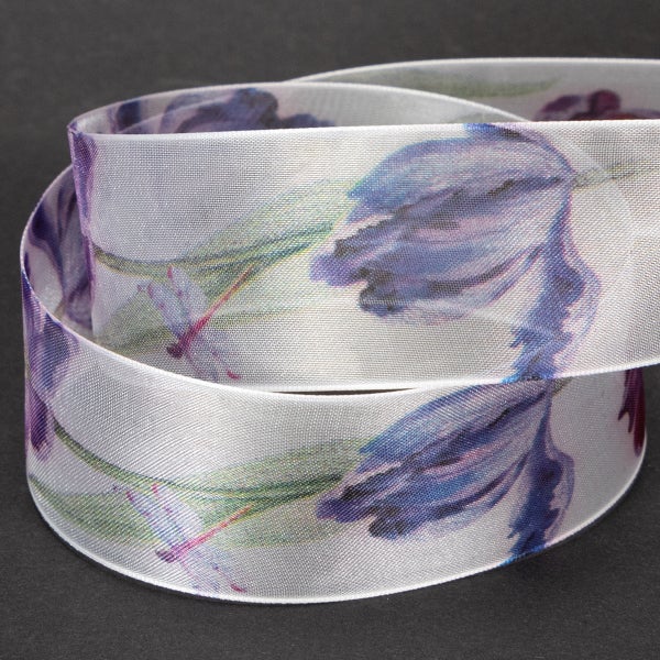 Dekoband mit floralem Muster aus lila Blumen und grünen Stielen.