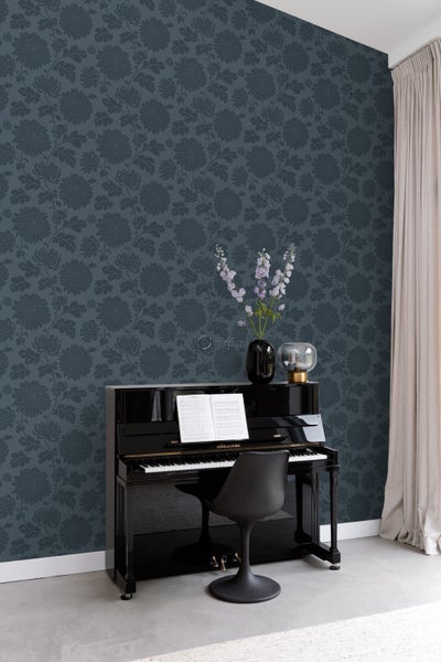 Dekorative Tapete mit Blumenmuster in einem Raum mit Klavier.
