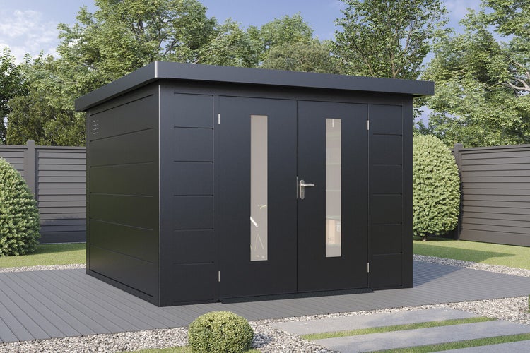 Modernes Gartenhaus aus Metall mit Pultdach und Doppeltür mit Glaseinsätzen, aufgestellt im Garten auf einer Terrasse.