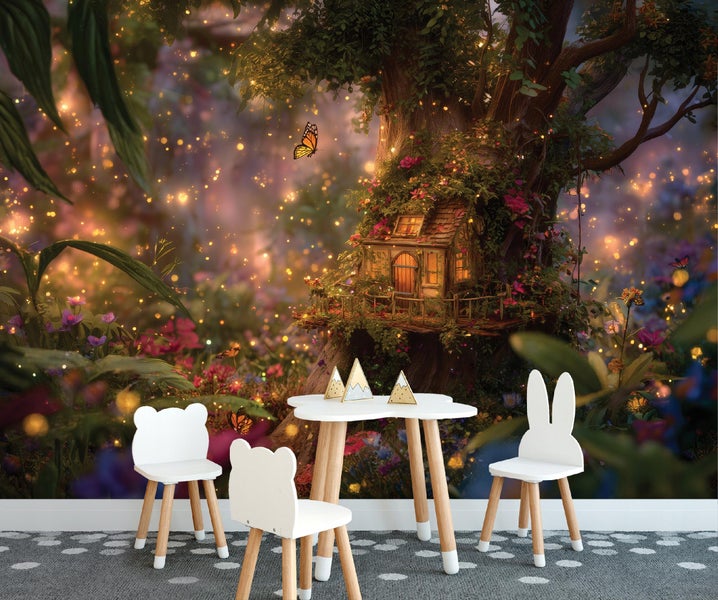 Fototapete Märchenwald mit Miniatur-Baumhaus im Baumstamm, Schmetterlingen und Lichteffekten hinter Kindertisch und Tierstühlen.