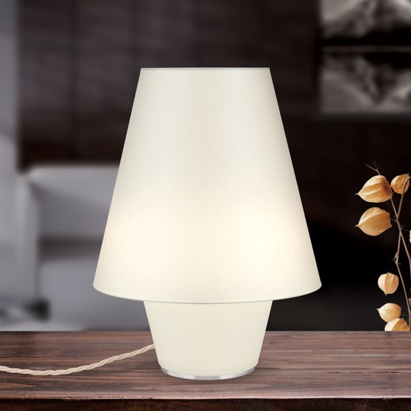 Tischleuchte mit Lampenschirm auf einem Holztisch