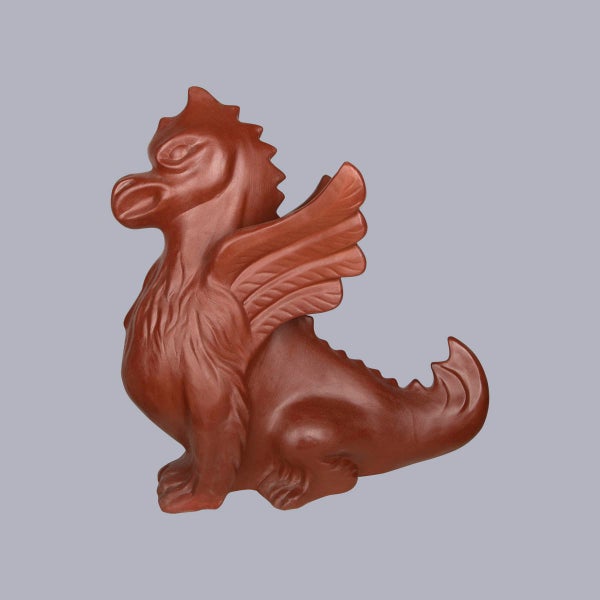 Firstfigur Drache aus Ton, sitzend mit Flügeln und strukturierter Oberfläche.