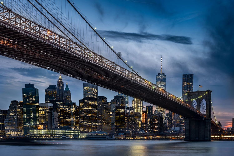 Brooklyn Bridge mit Skyline von New York bei Nacht