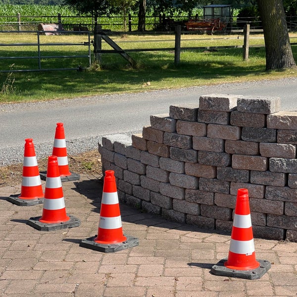 UvV Profi Set Premium Leitkegel / Pylonen 500mm - langlebige schwere Verkehrshütchen standsicher niedriger Schwerpunkt (4 Stück Set)