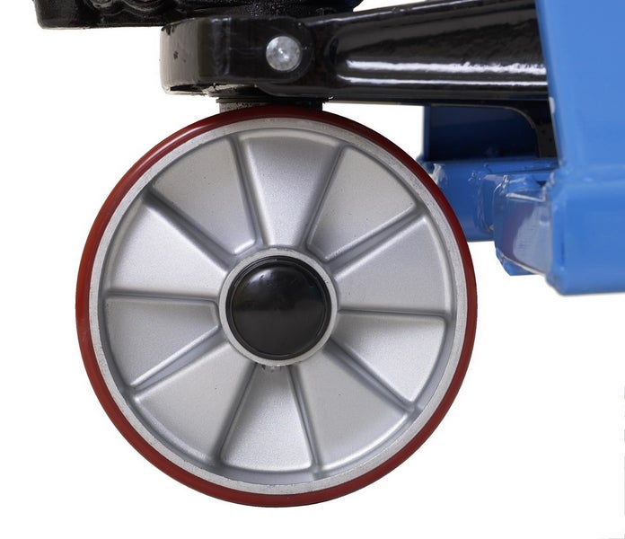 Nahaufnahme einer Hubwagen-Lenkrolle mit silberner Metallfelge und roter Polyurethan-Lauffläche.