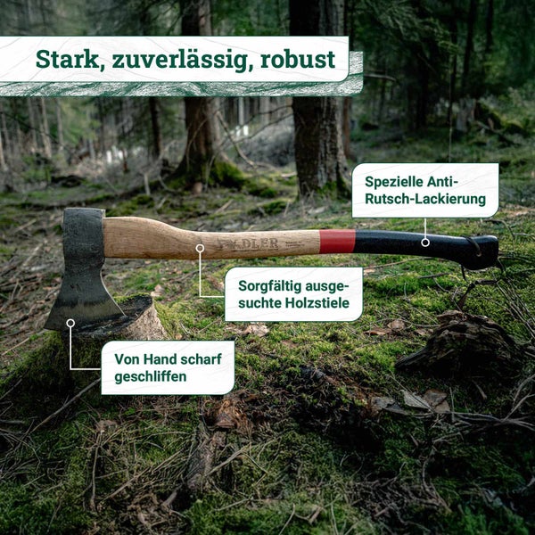Eine Adler Axt mit Holzstiel und Anti-Rutsch-Lackierung, die auf einem Baumstumpf im Wald liegt und von Hand scharf geschliffen ist.