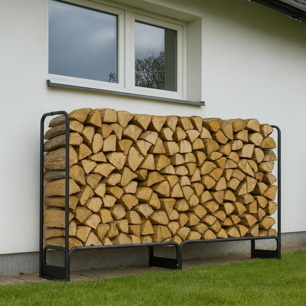 Brennholzregal aus Metall mit Holz vor einer Hauswand