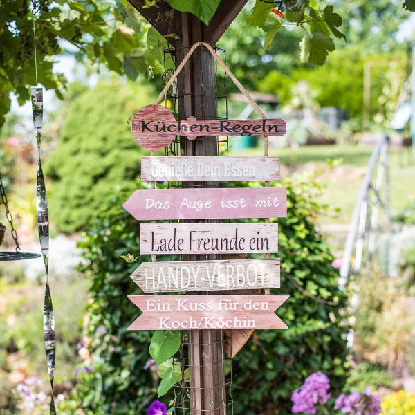 Dekoratives Holzschild mit Küchenregeln für den Garten
