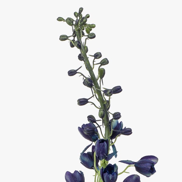 Detailaufnahme eines grünen künstlichen Pflanzenstiels mit mehreren dünnen vertikalen Verzweigungen.