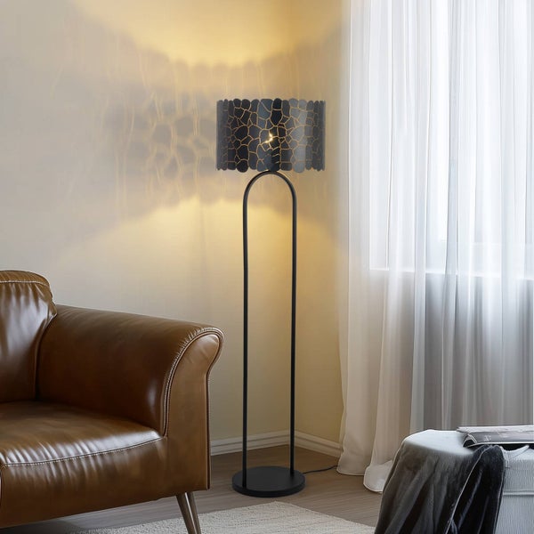 Stehleuchte mit Muster im Wohnzimmer