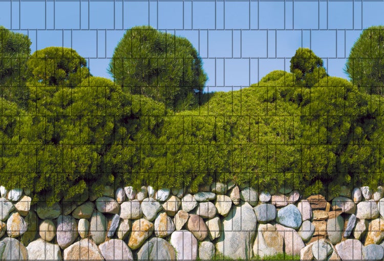 Blick auf eine Natursteinmauer mit Bepflanzung