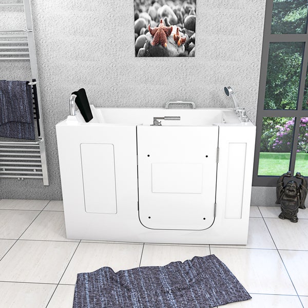 Begehbare Badewanne mit Tür in einem Badezimmer mit Handtuchwärmer und Dekoration