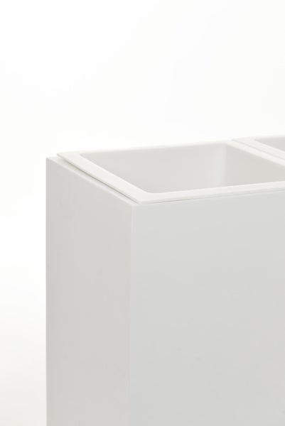 Detailansicht eines weißen rechteckigen Pflanzkübels aus Kunststoff mit passendem Einsatz.