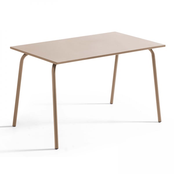 Rechteckiger Gartentisch aus Metall in der Farbe Taupe mit vier abgerundeten Beinen.