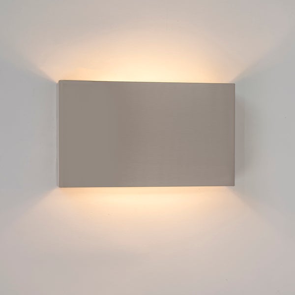 Rechteckige Wandleuchte aus Metall an einer Wand montiert