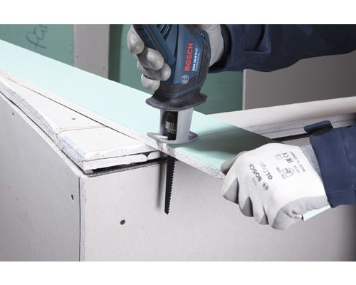 Bosch Akku-Säbelsäge GSA 18 V-LI Professional beim Schneiden einer Gipskartonplatte.