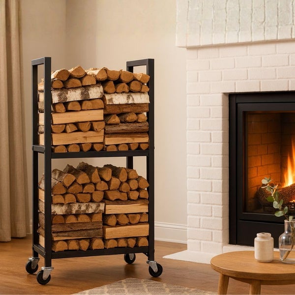 Mit Holz gefülltes, rollbares Kaminholzregal neben einem Kamin