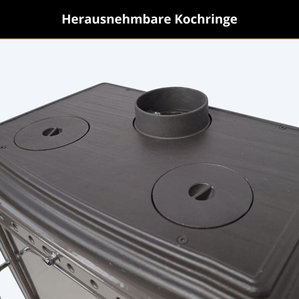Gusseiserne Herdplatte eines Kaminofens mit zwei herausnehmbaren Kochringen und Rauchrohranschluss.