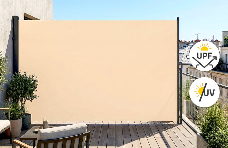 Helle Dachterrasse mit Seitenmarkise aus Textil als Sicht- und Sonnenschutz, inklusive UV-Schutz und hohem Ultraviolettschutzfaktor.