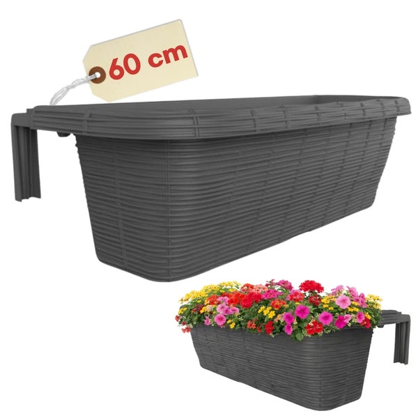 Blumenkasten in Flechtoptik mit Halterung und dem Hinweis 60 cm sowie bepflanzter Version